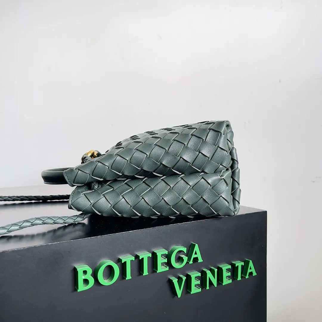 The 2023 new Andiamo batch of 1860 BV has been shipped‼ ️Really popular🔥The new Andiamo woven handbag launched by Bottega Veneta this season is really popular all over the world! ! Celebrities at home and abroad have worn it, and Oscar-winning actress Michelle Yeoh has taken it out on the street. Song Jia, Trai Yara, Yu Feihong, Sanji Ayaka, Rosie Hunting-Whiteley, Yoshioka Riho, etc. have all picked up this bag. It is classic and versatile, showing off its temperament, and the bag capacity is also large, which is very convenient for daily commuting! ! A variety of carrying methods, the shoulder straps can be adjusted by yourself, the original lambskin feels soft and delicate, and the neutral style is made to break gender boundaries and bring a more practical and longer-lasting use experience. Andiamo, which has both elegant and casual styles, perfectly interprets the true appearance of "fashionable old money style". Style number: 743568 Size: 25*22*10.5cm